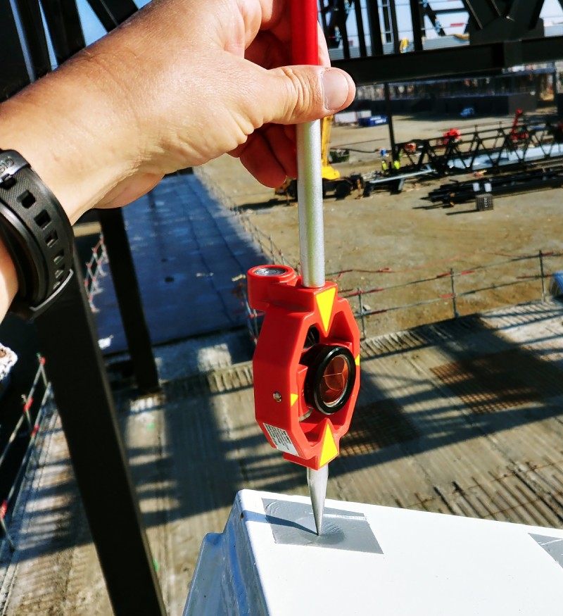 Géomètre-Expert intervenant sur un chantier professionnel et des infrastructures